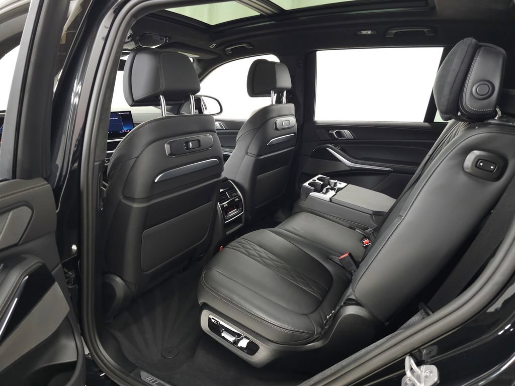 Used 2025 BMW X7 M60i AWD/4WD image 42