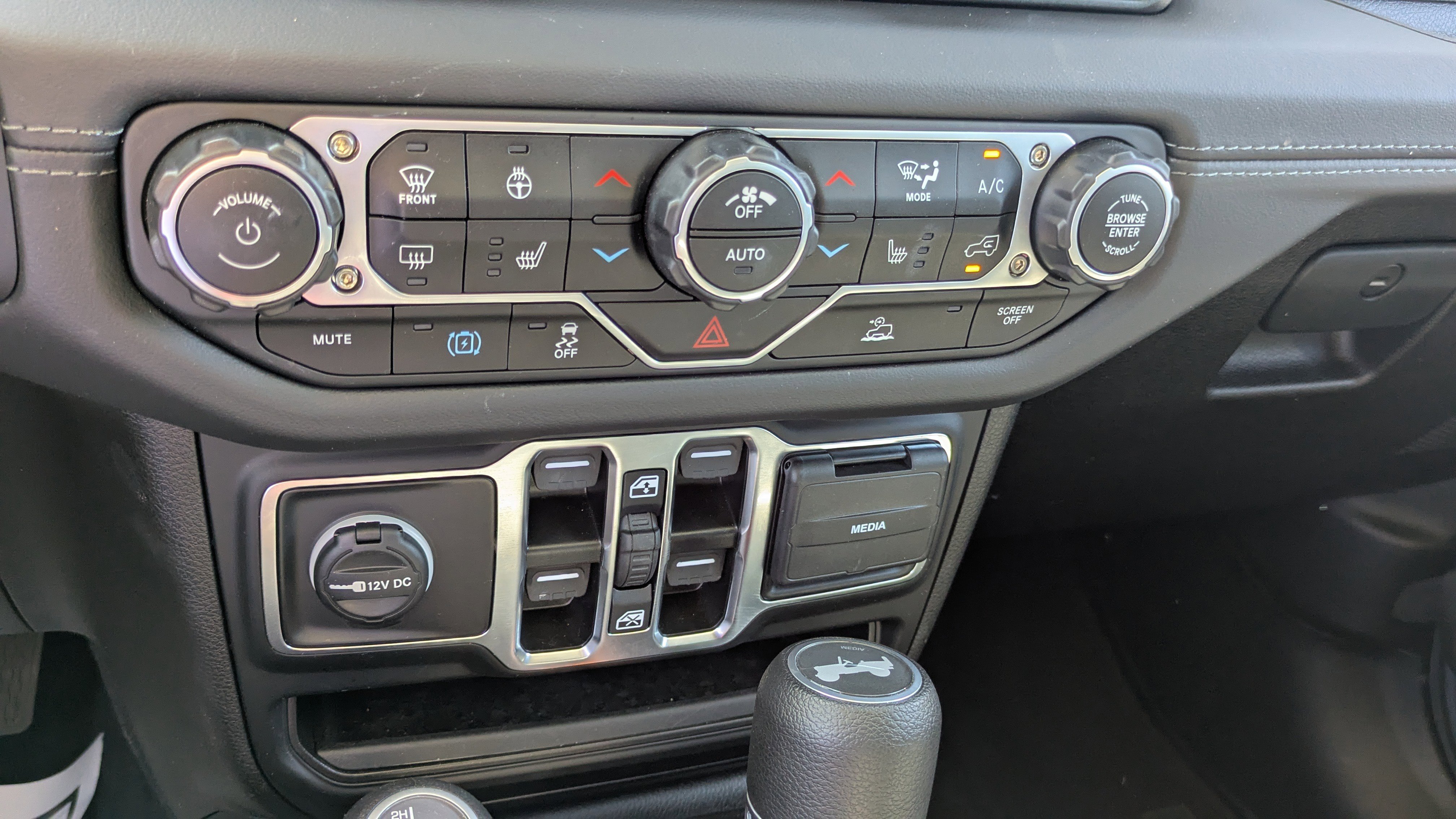 Used 2025 Jeep Wrangler Unlimited Sahara AWD/4WD image 14