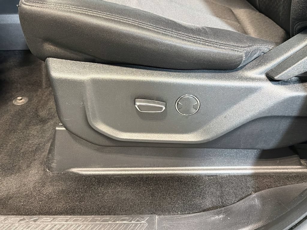 Used 2018 Ford Expedition XLT AWD/4WD image 19