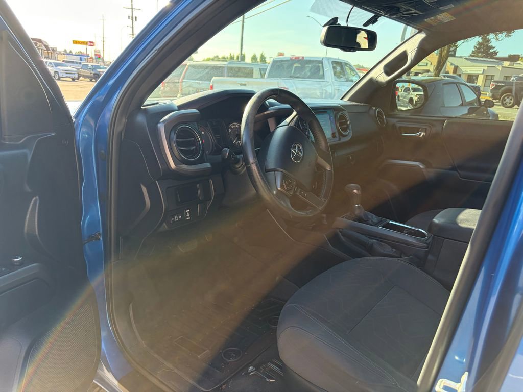 Used 2016 Toyota Tacoma TRD Off-Road w/ Premium & Technology Package AWD/4WD image 4