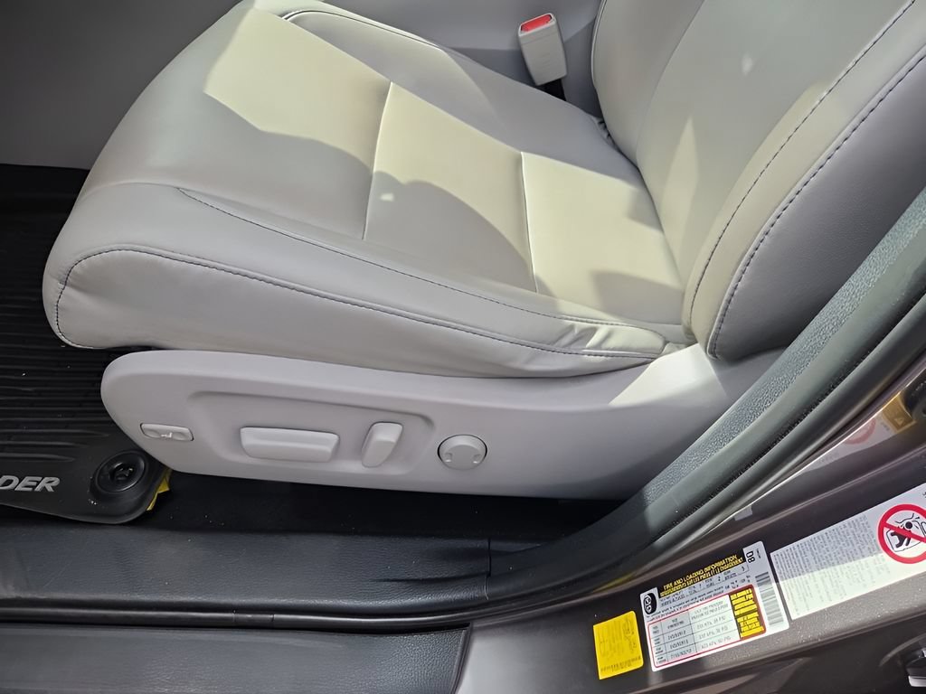 Used 2019 Toyota Highlander XLE w/ Carpet Mat Package (TMS) AWD/4WD image 16