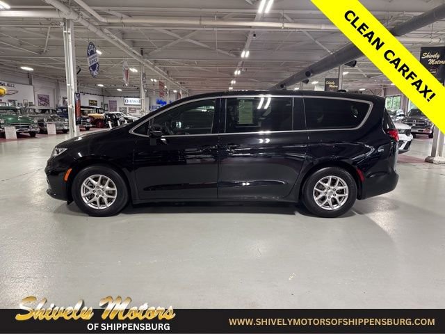 Used 2024 Chrysler Pacifica Touring image 2