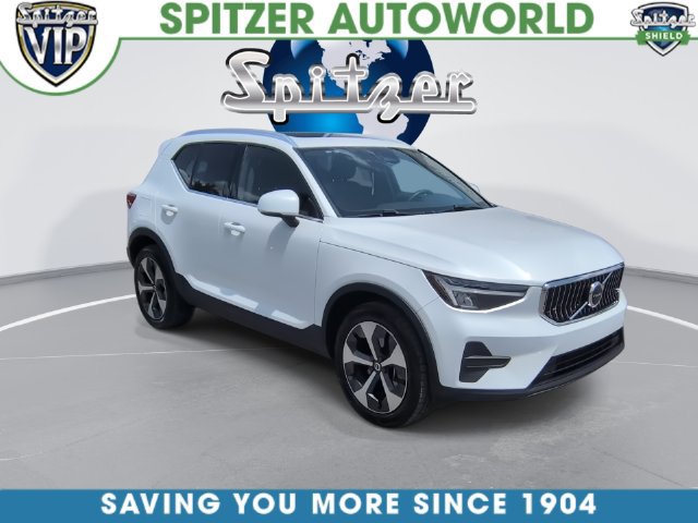 Used 2024 Volvo XC40 B5 Core AWD/4WD image 2
