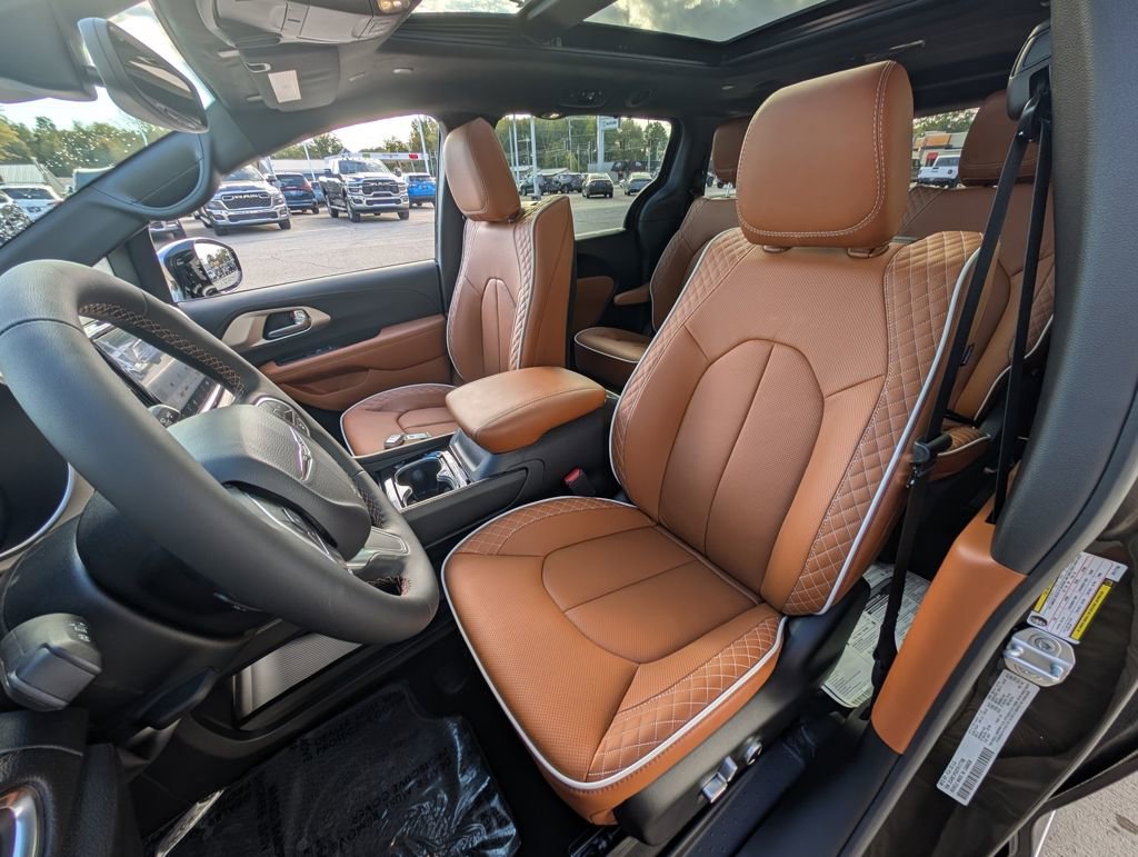 New 2026 Chrysler Pacifica Pinnacle w/ Trailer Tow Group FWD image 14