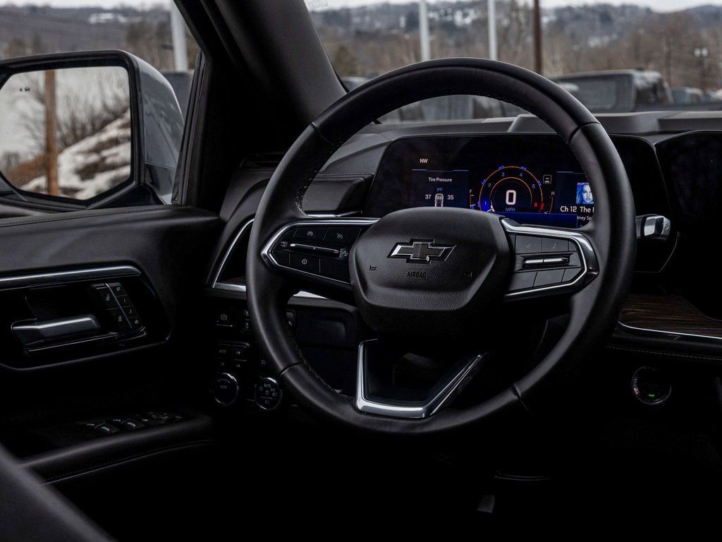 Used 2025 Chevrolet Suburban Z71 image 26