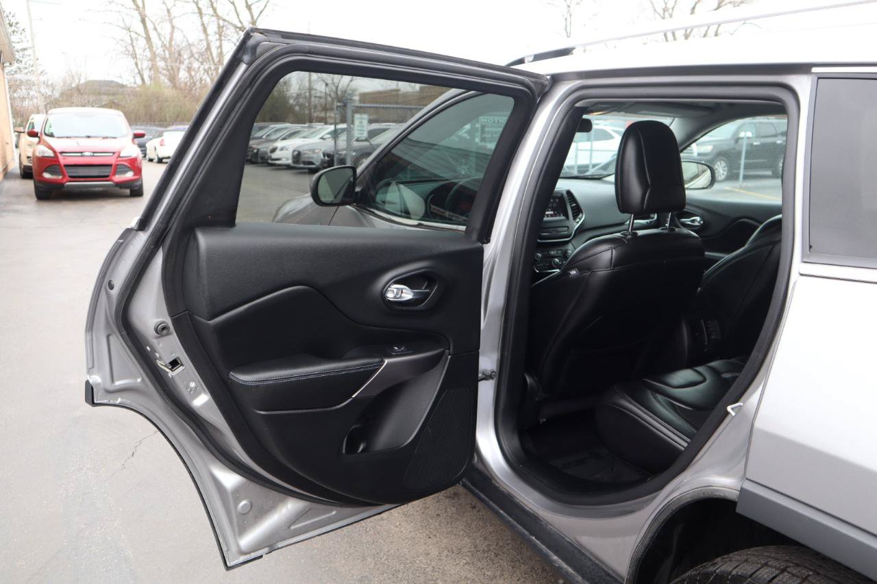 Used 2019 Jeep Cherokee Latitude Plus w/ Cold Weather Group AWD/4WD image 16