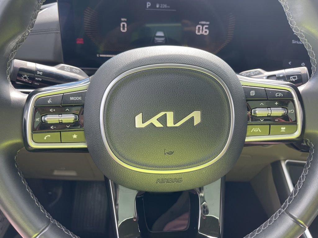 Used 2025 Kia Carnival FWD image 25