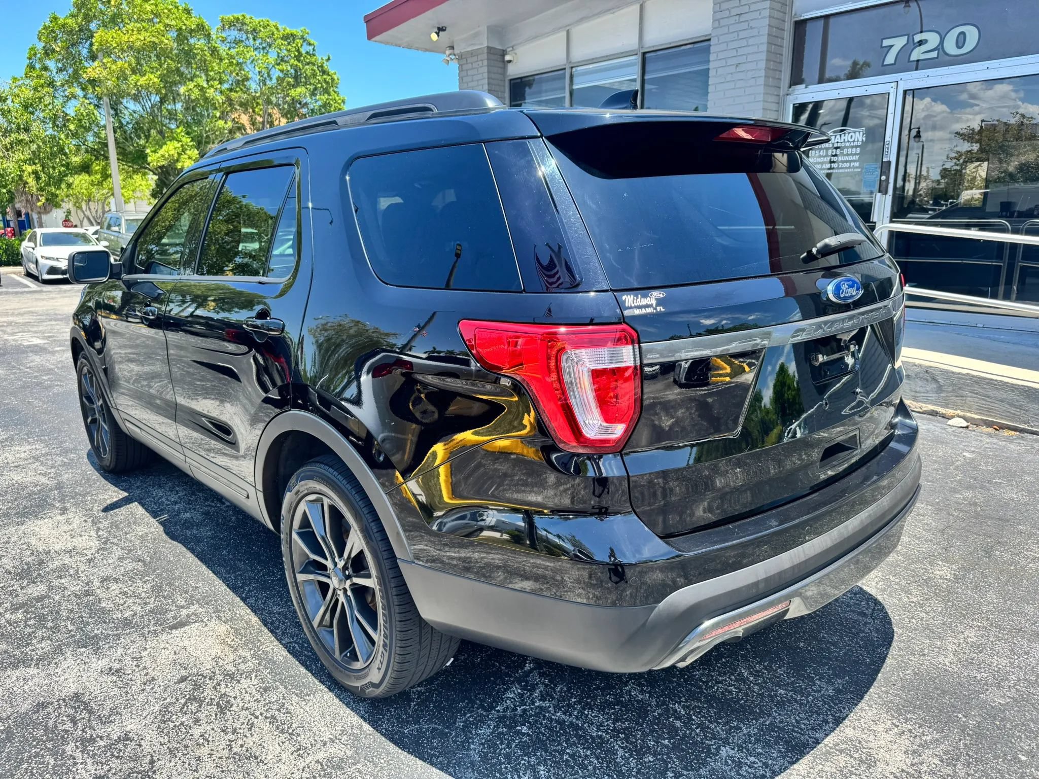 Used 2017 Ford Explorer XLT w/ Equipment Group 202A FWD image 5
