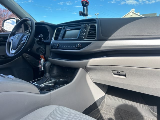 Used 2019 Toyota Highlander LE AWD/4WD image 35