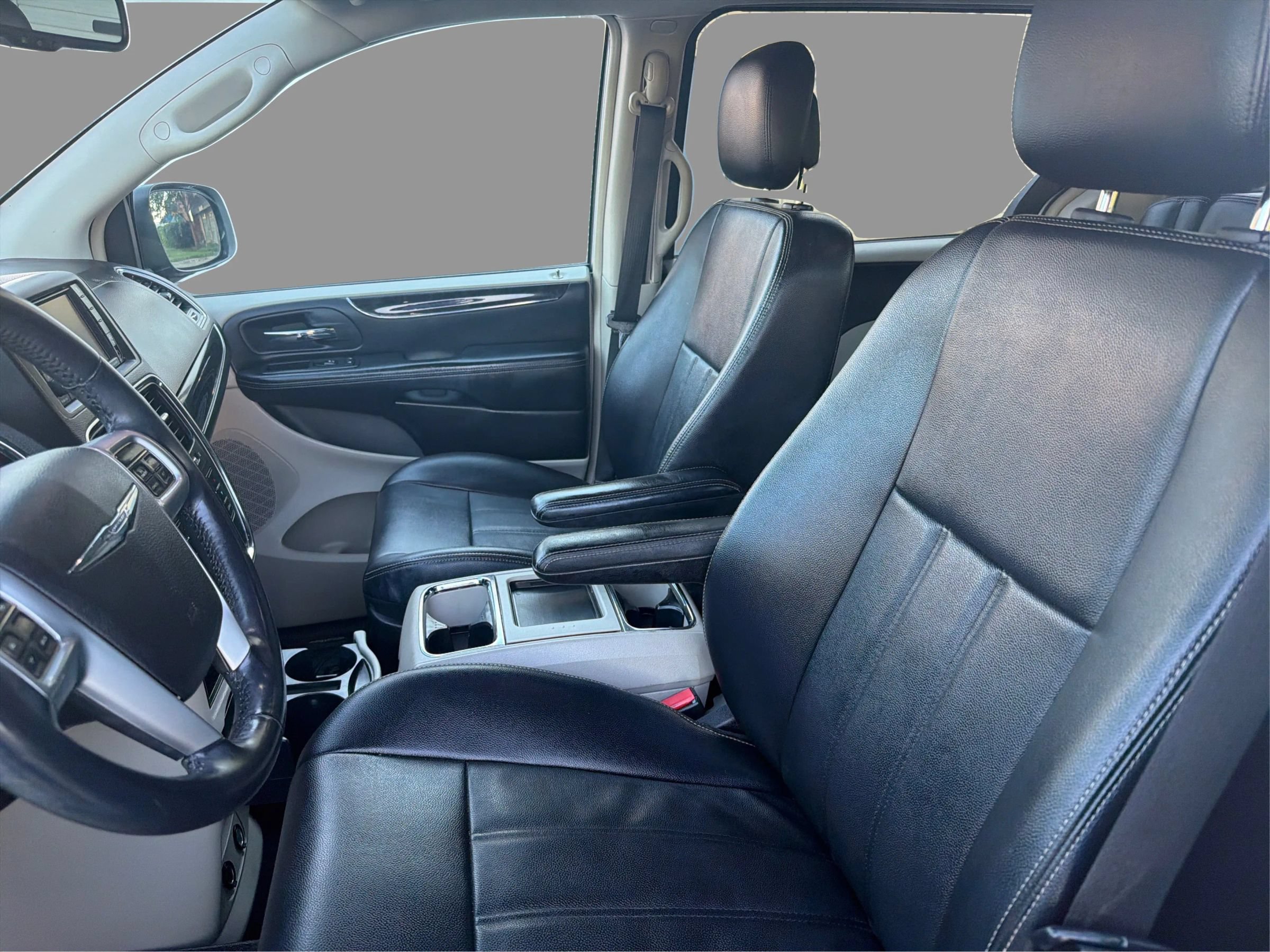 Used 2013 Chrysler Town & Country Touring FWD image 10