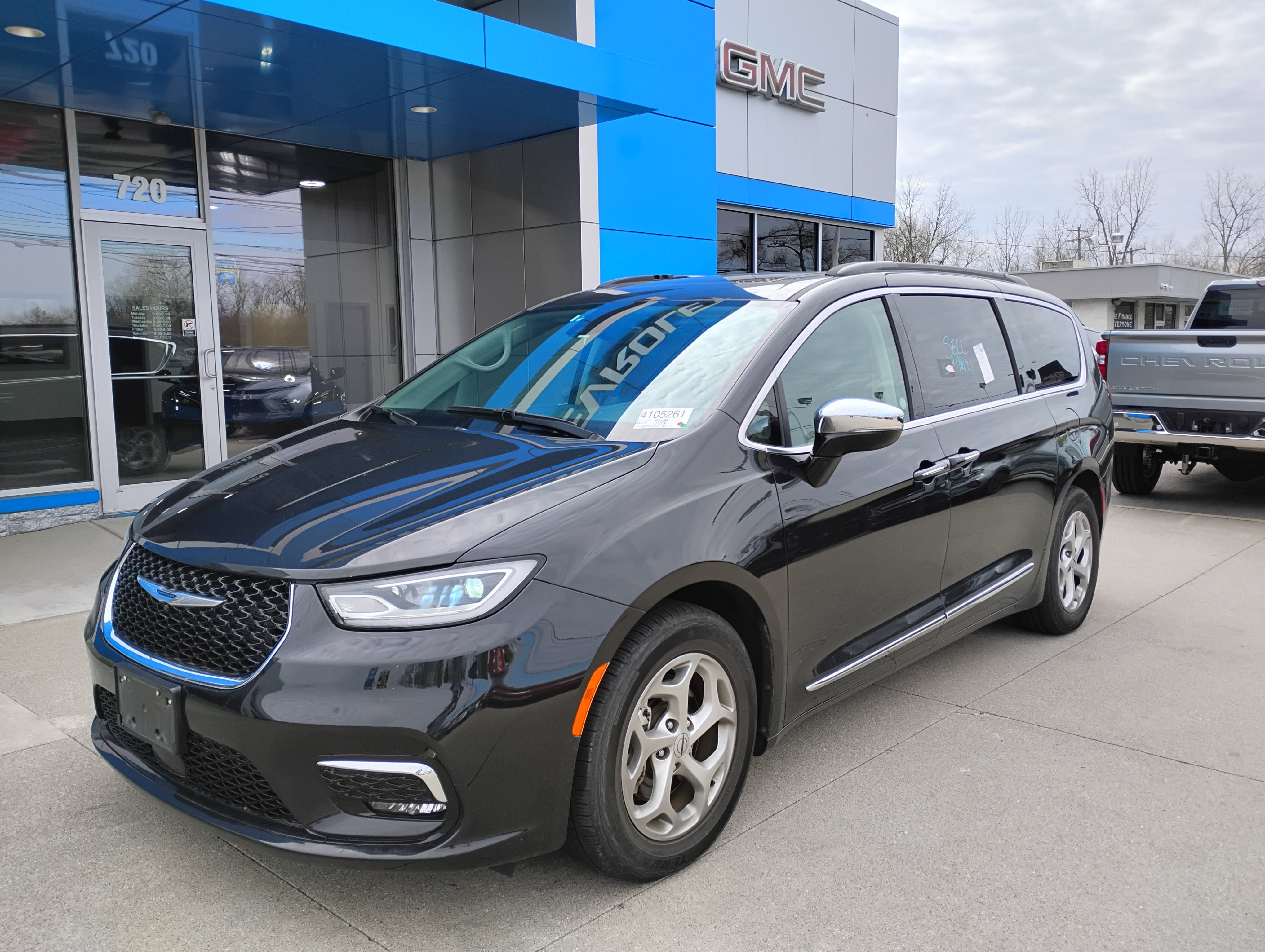 Used 2023 Chrysler Pacifica Limited image 5