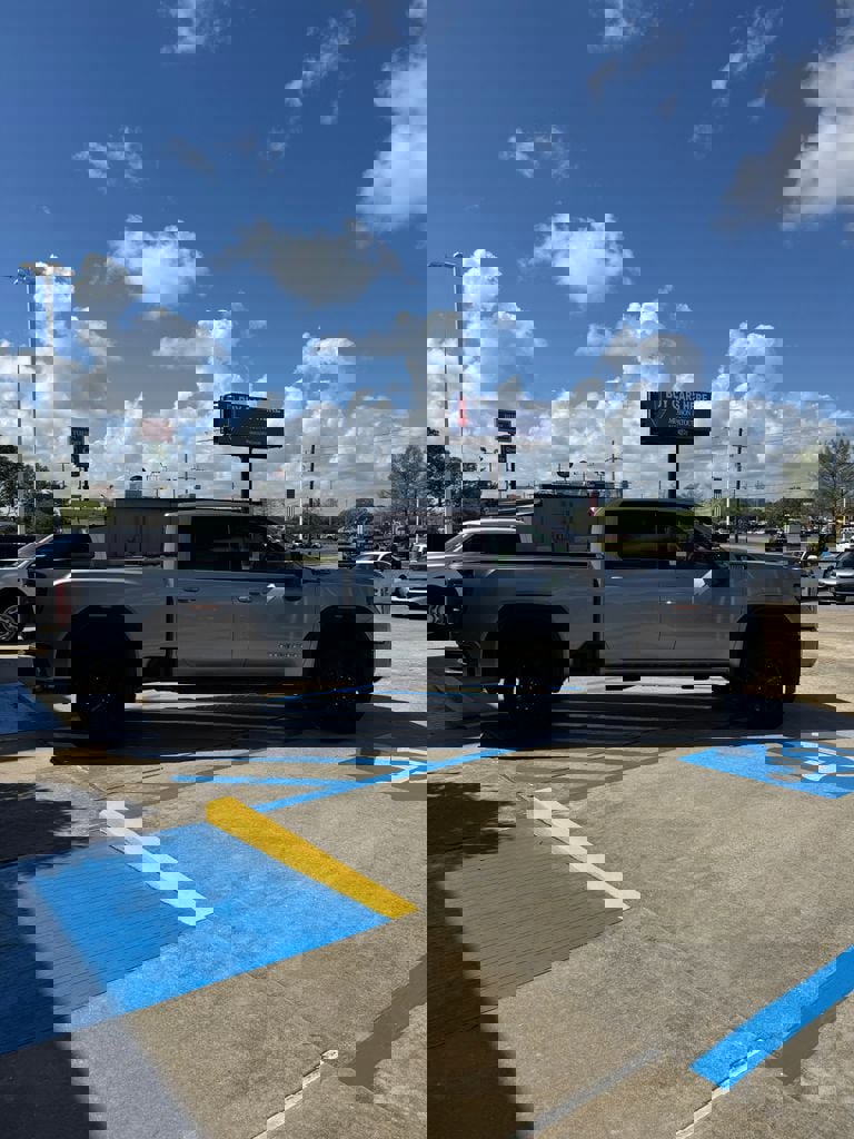 Used 2024 GMC Sierra 2500 AT4 w/ AT4 Preferred Package image 4