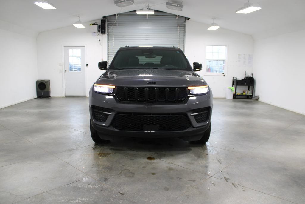 Used 2024 Jeep Grand Cherokee Altitude AWD/4WD image 3