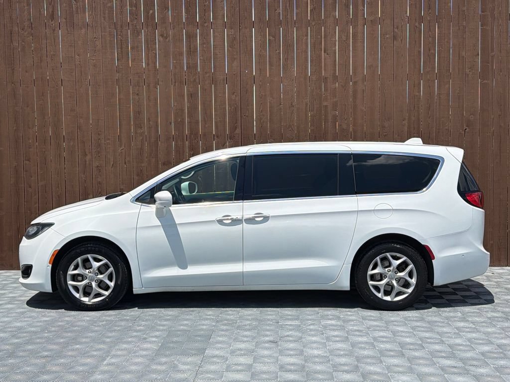 Used 2019 Chrysler Pacifica Touring Plus w/ Advanced Safetytec Group FWD image 17