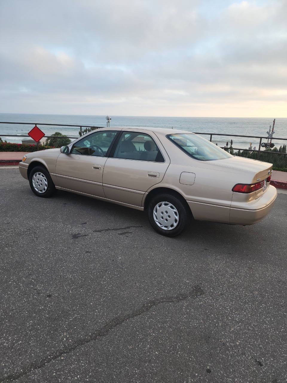 Used 1998 Toyota Camry XLE FWD image 7