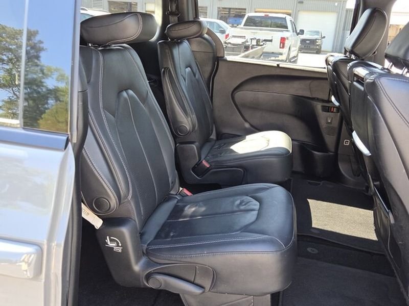 Used 2020 Chrysler Pacifica Touring-L Plus FWD image 17