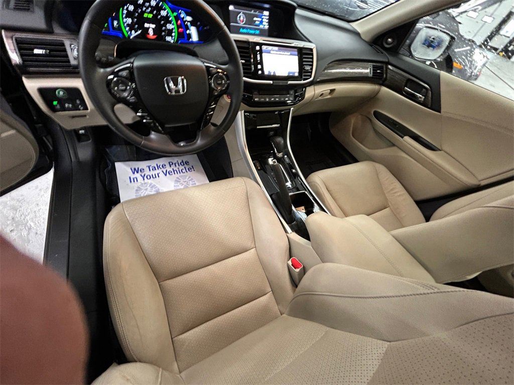 Used 2017 Honda Accord Touring image 11