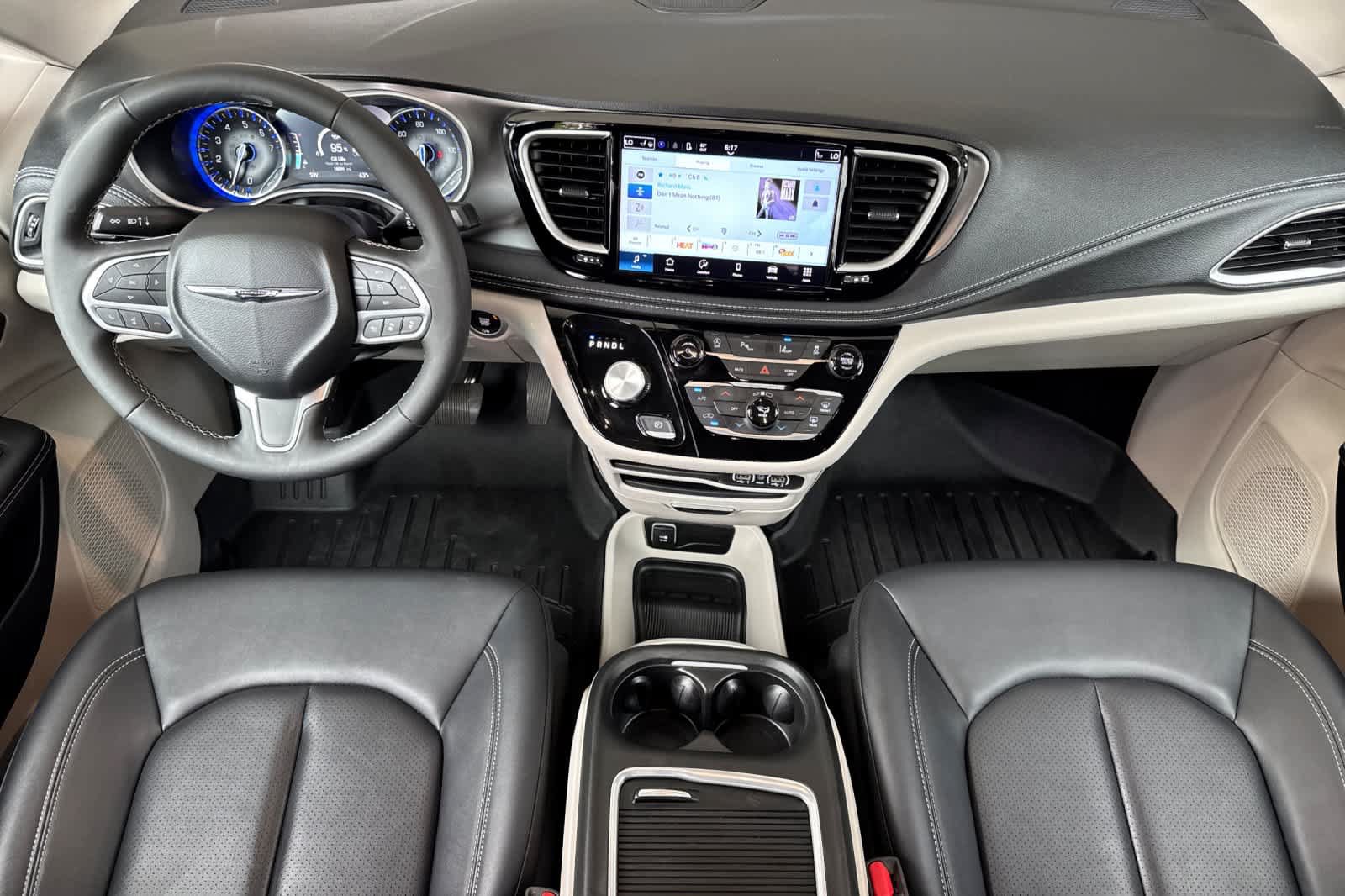 Used 2024 Chrysler Pacifica Touring-L FWD image 3