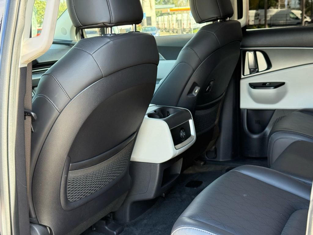 Used 2023 Kia Carnival LX image 9