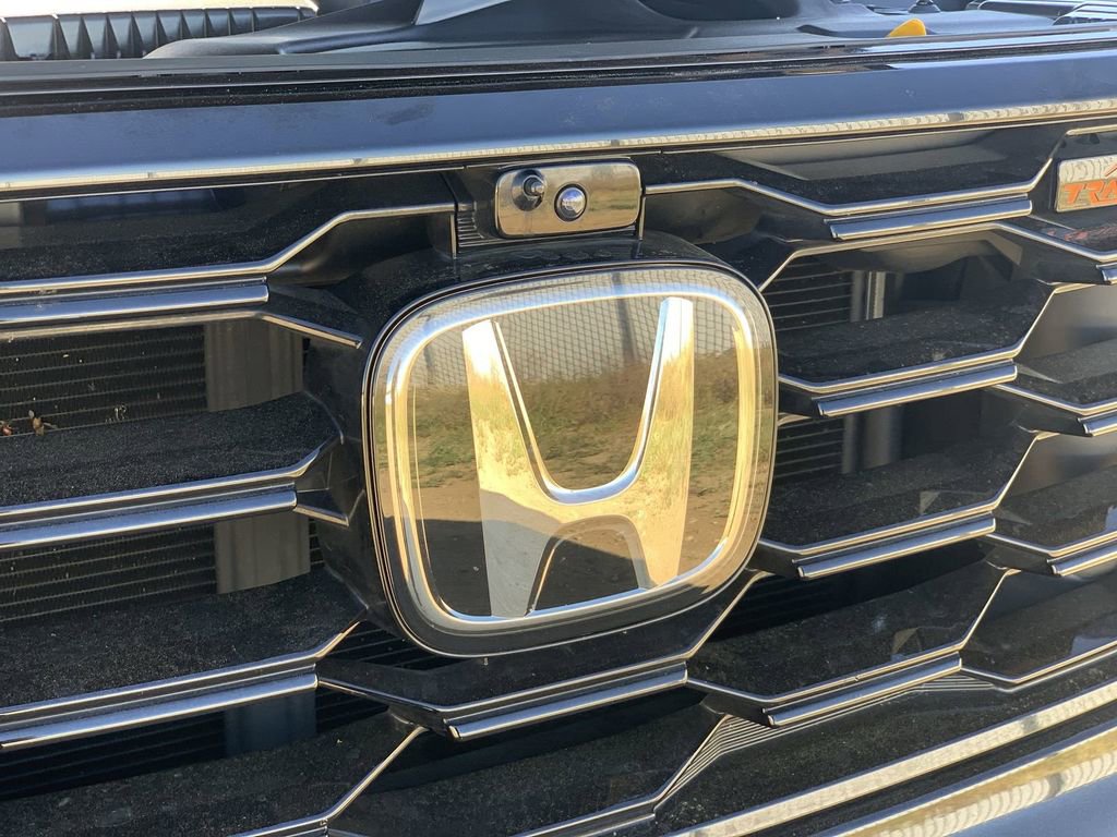 Used 2025 Honda Pilot TrailSport image 29