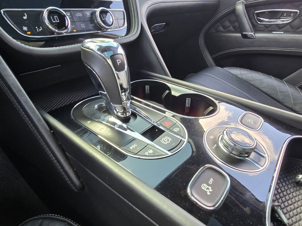 Used 2018 Bentley Bentayga image 22