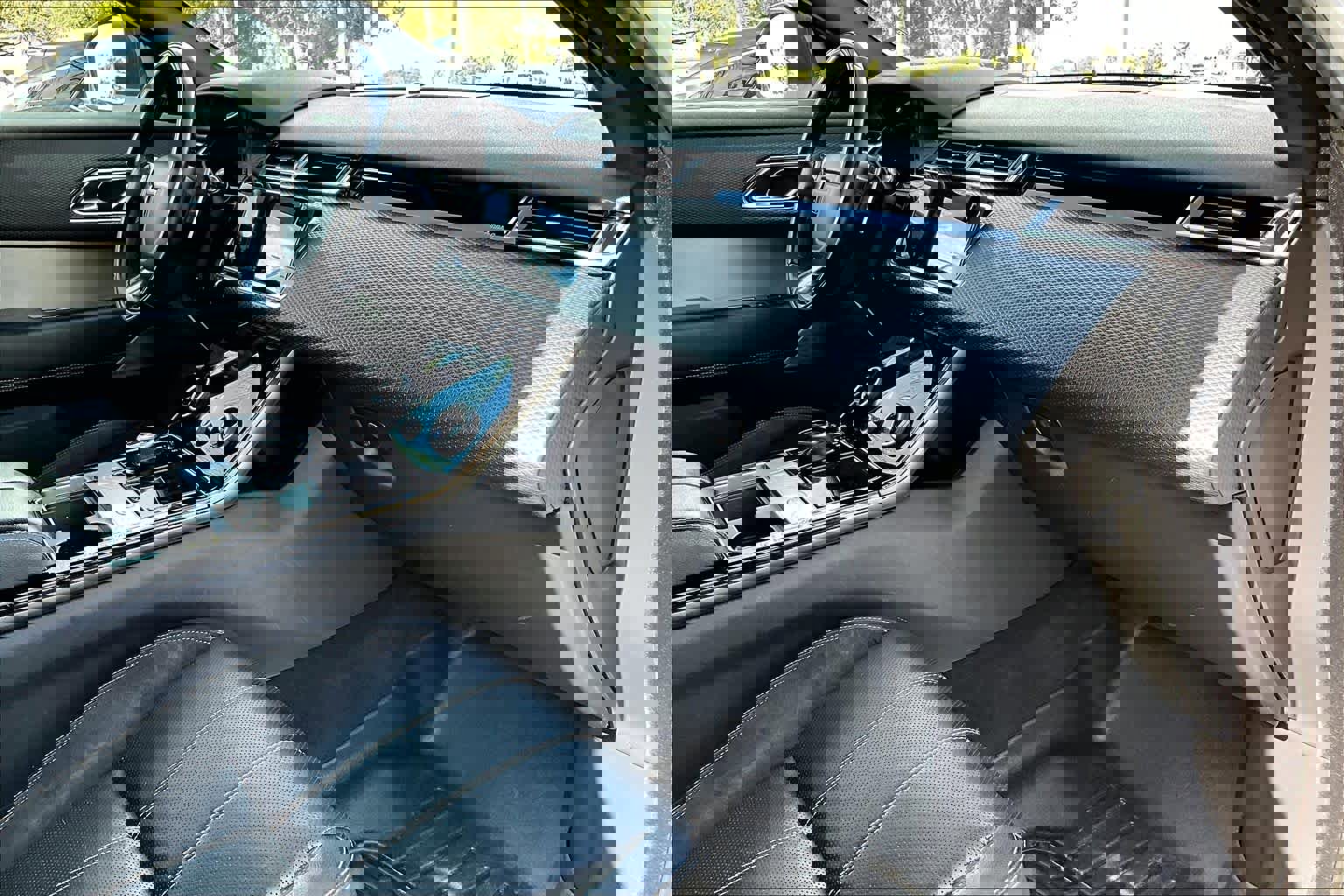 Used 2019 Land Rover Range Rover Velar R-Dynamic SE image 19