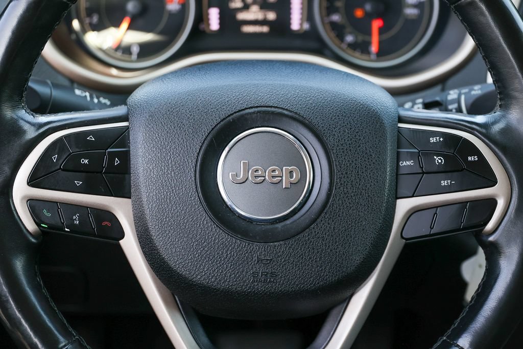 Used 2018 Jeep Cherokee Latitude w/ Altitude Package FWD image 9