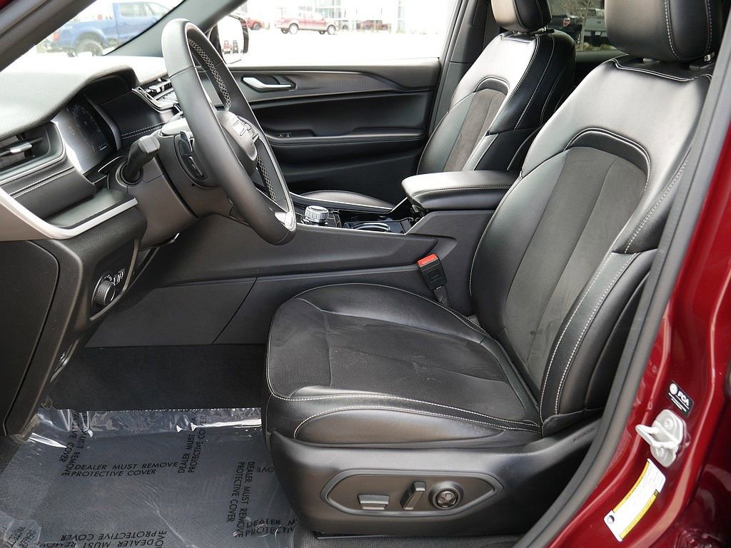 Used 2023 Jeep Grand Cherokee Altitude image 10