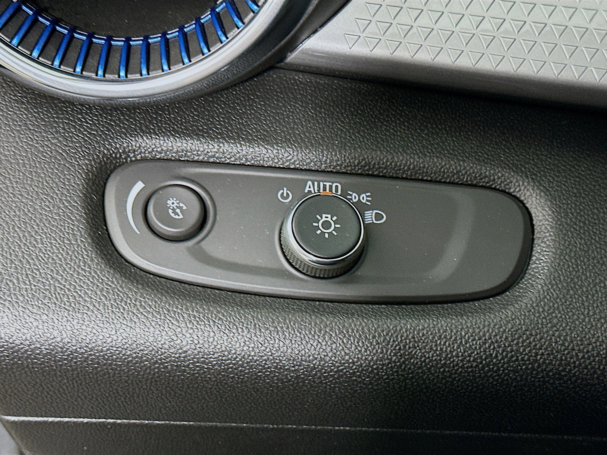 Used 2025 Chevrolet Trax LT w/ LT Convenience Package image 16