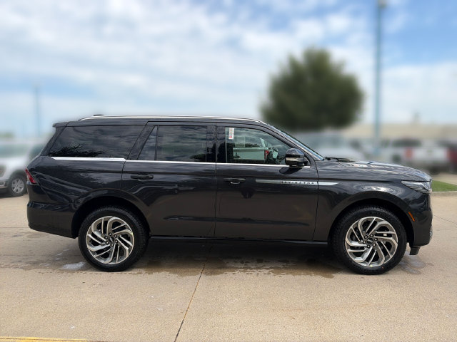 New 2026 Lincoln Navigator Reserve AWD/4WD image 4