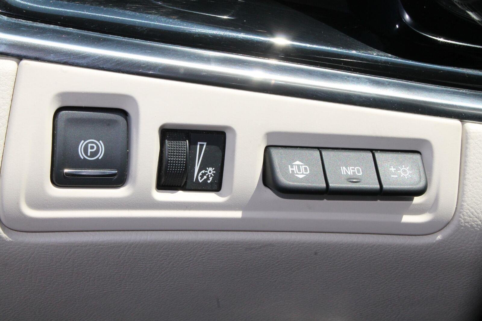 Used 2022 Cadillac XT6 Premium Luxury w/ Technology Package FWD image 19