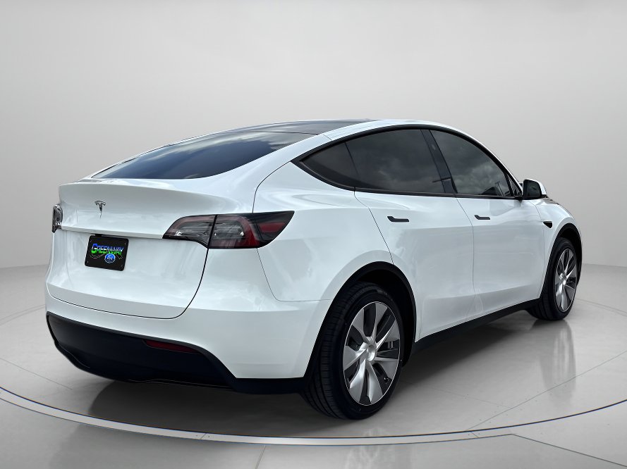Used 2024 Tesla Model Y 2WD image 3