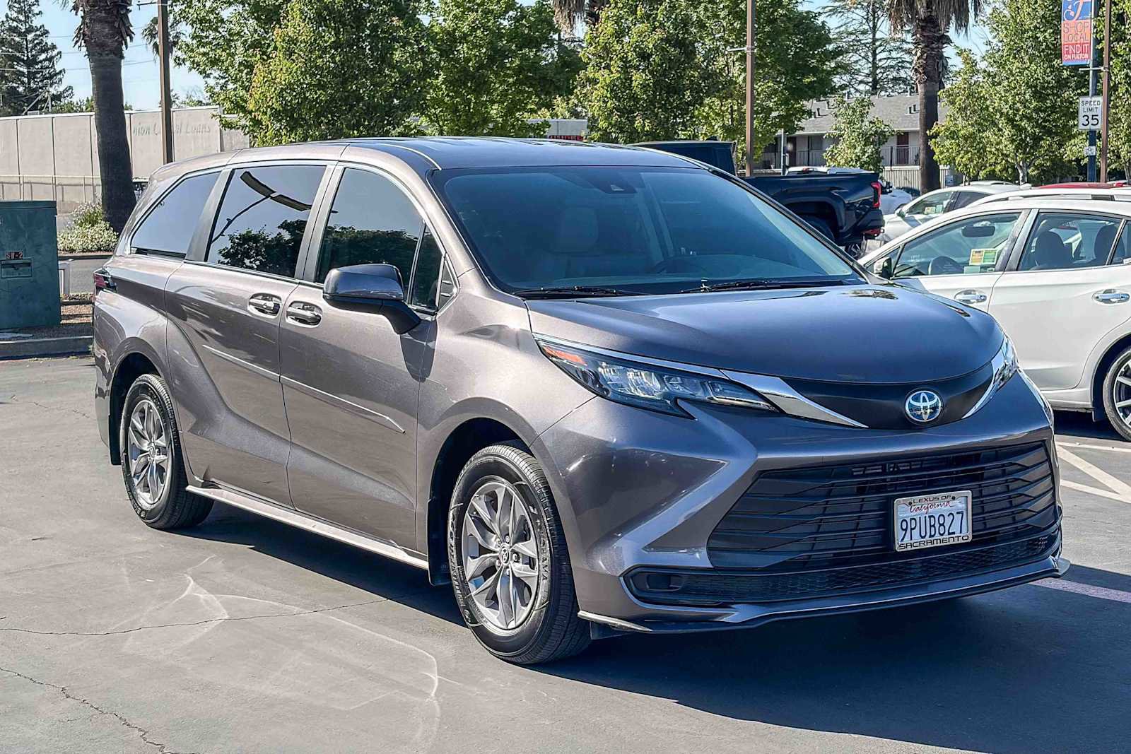 Used 2024 Toyota Sienna LE image 5