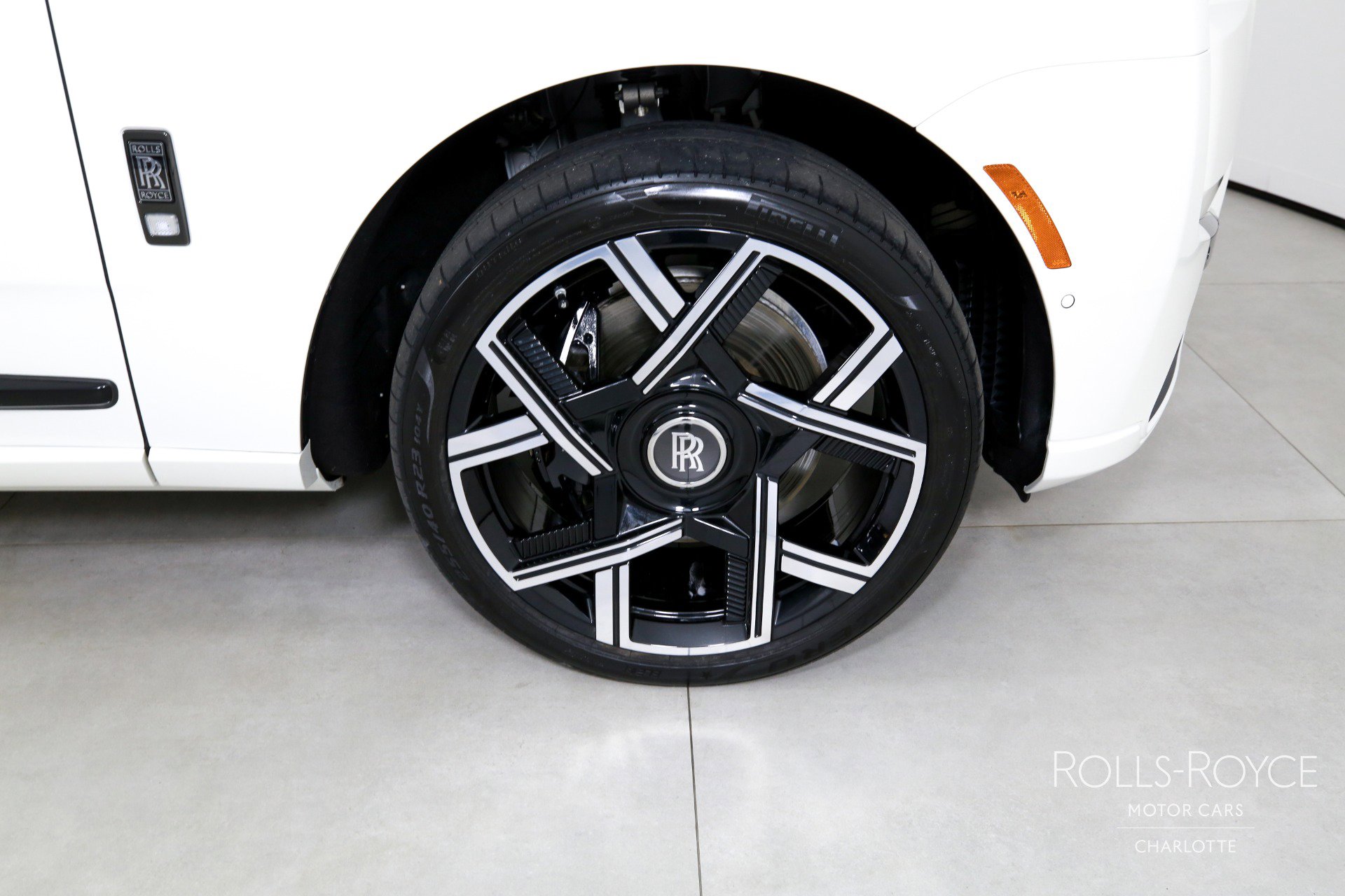 Used 2025 Rolls-Royce Cullinan Black Badge image 41