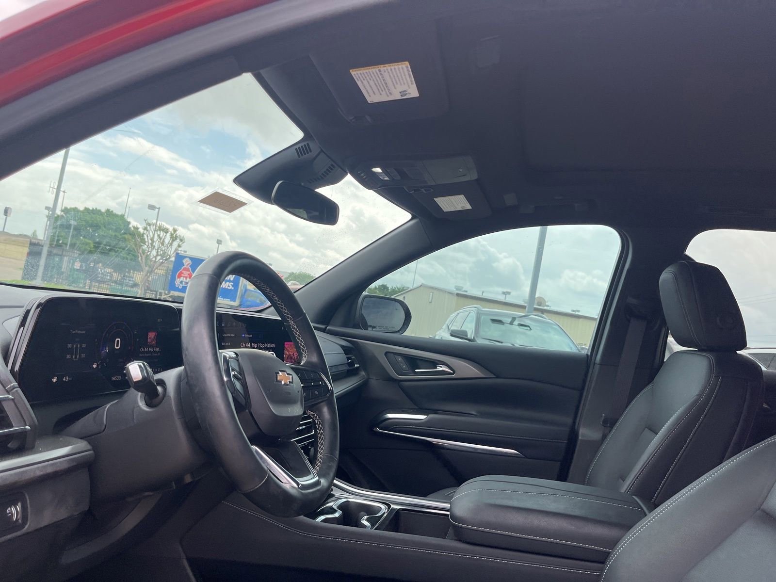Used 2025 Chevrolet Traverse LT w/ Sun and Wheel Package image 8