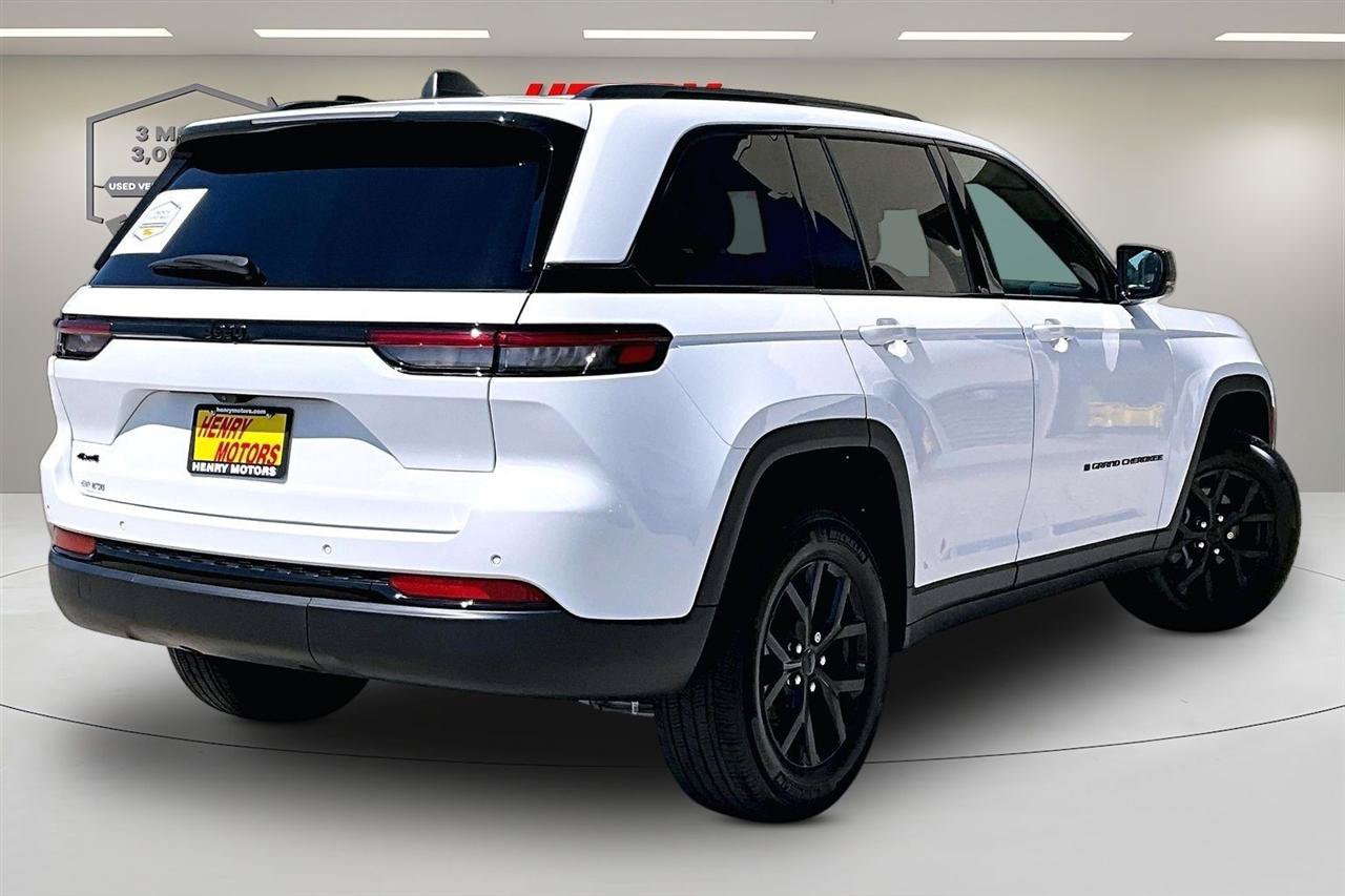 Used 2024 Jeep Grand Cherokee Altitude AWD/4WD image 6