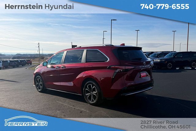 Used 2025 Toyota Sienna Platinum image 5