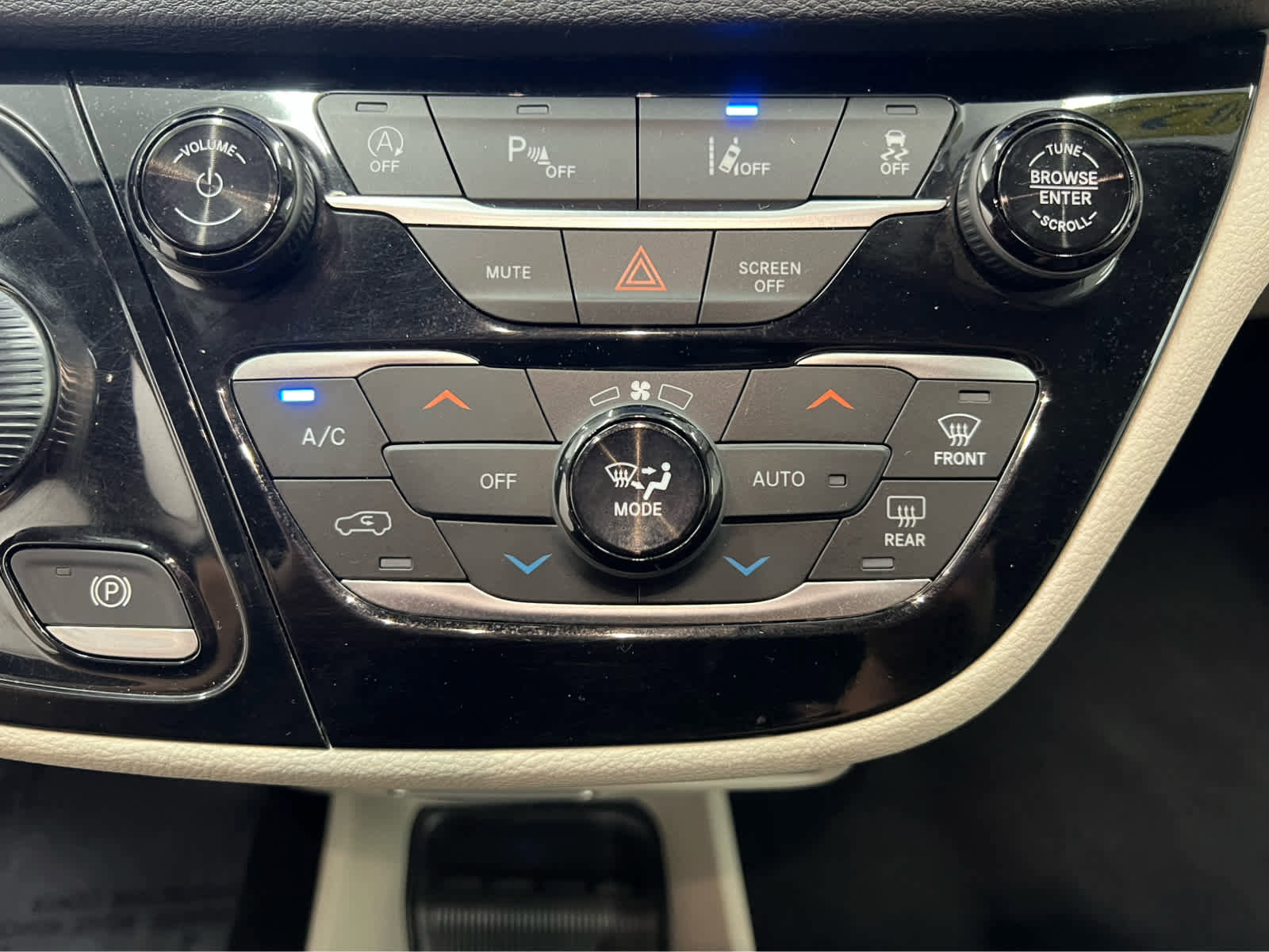 Used 2022 Chrysler Pacifica Touring-L image 14