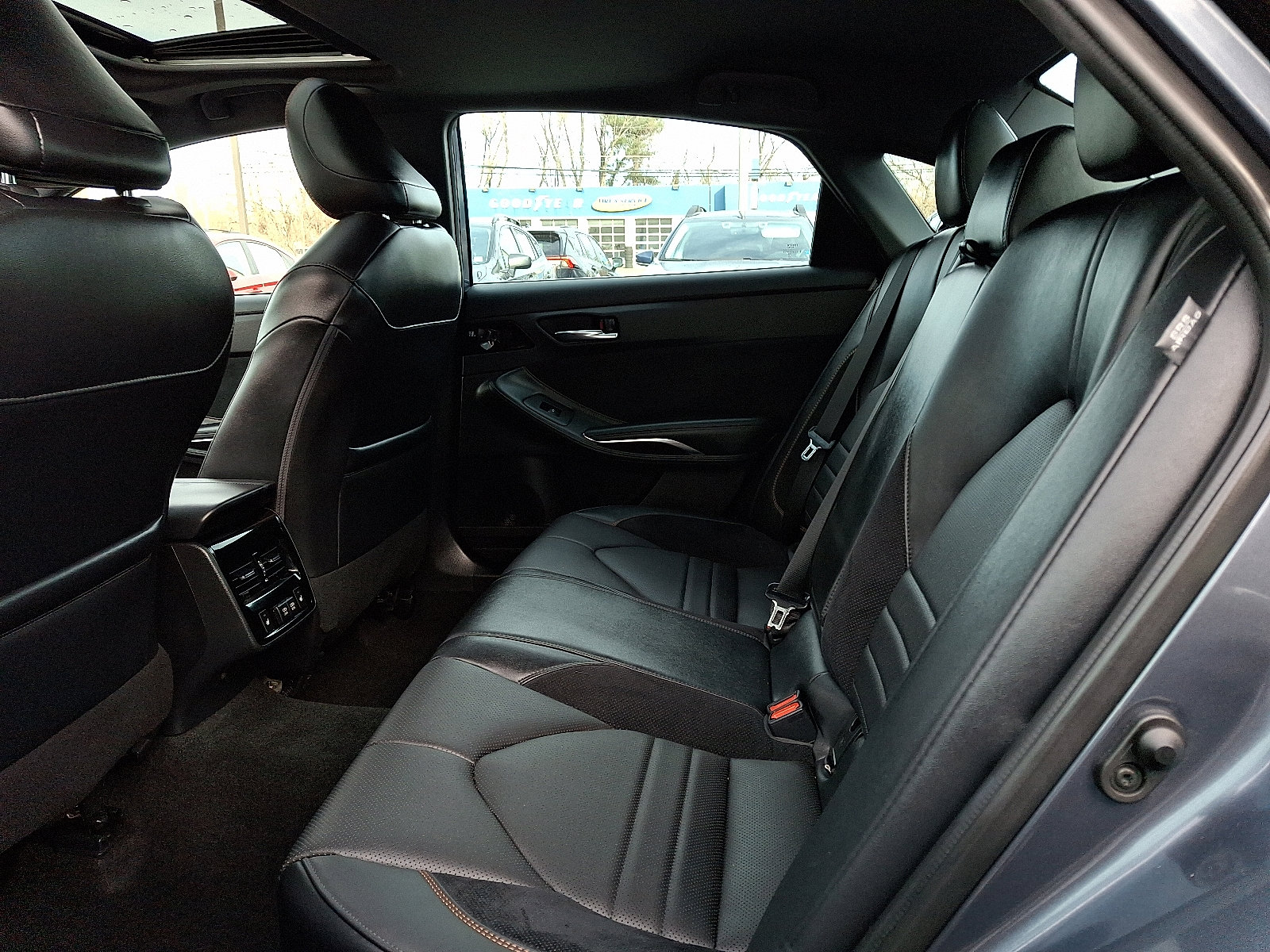 Used 2020 Toyota Avalon Touring image 10