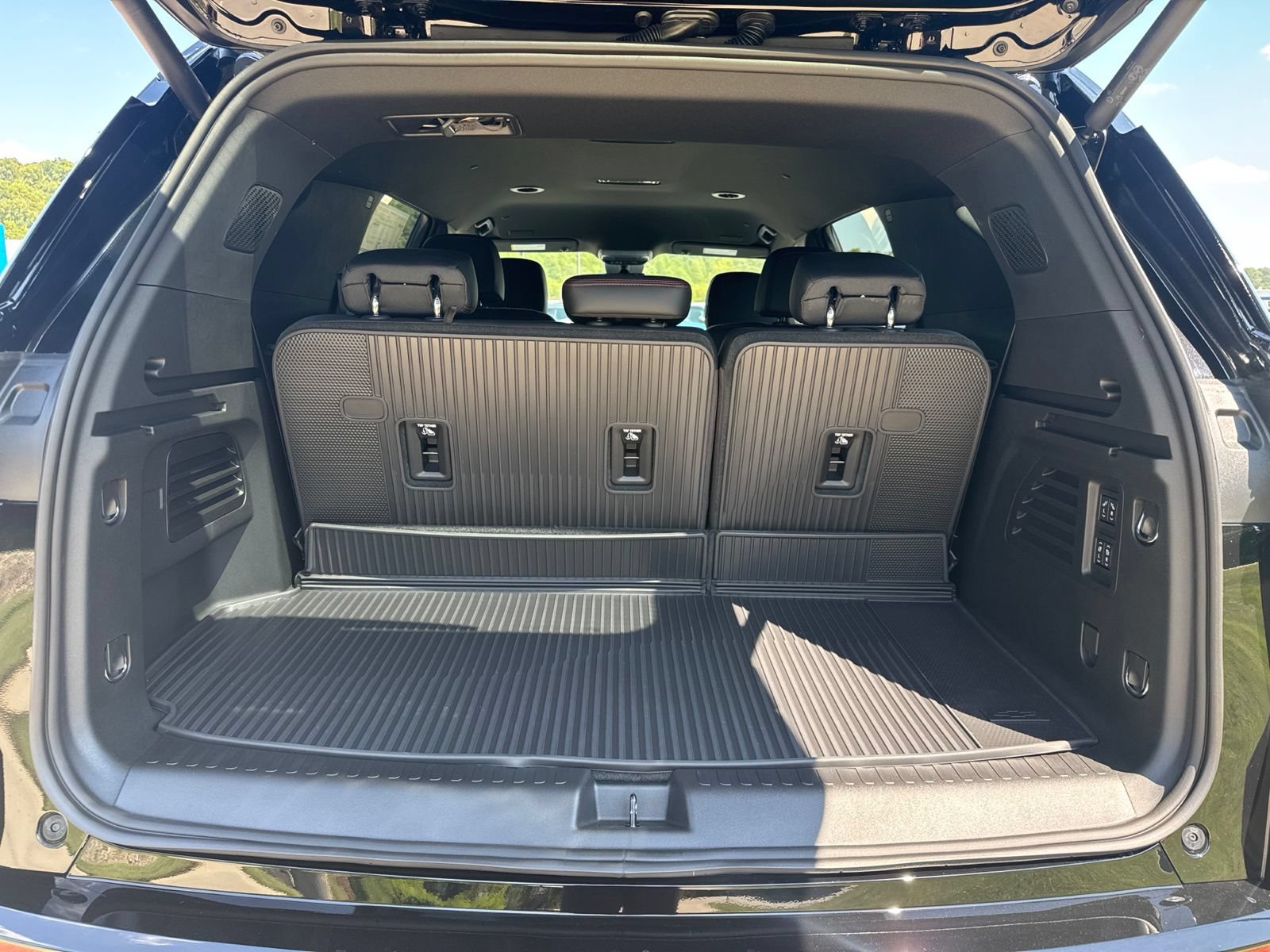 New 2027 Chevrolet Traverse RS w/ LPO, Floor Liner Package AWD/4WD image 11