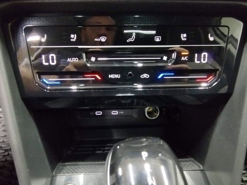 New 2025 Volkswagen Taos SEL image 32