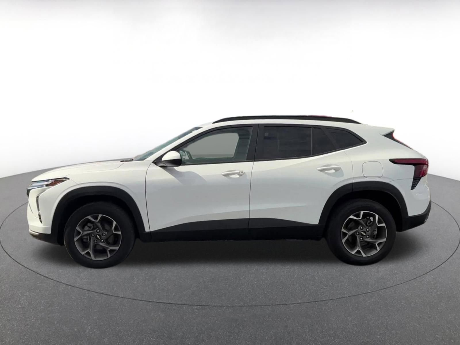 Used 2025 Chevrolet Trax LT w/ LT Convenience Package FWD image 9