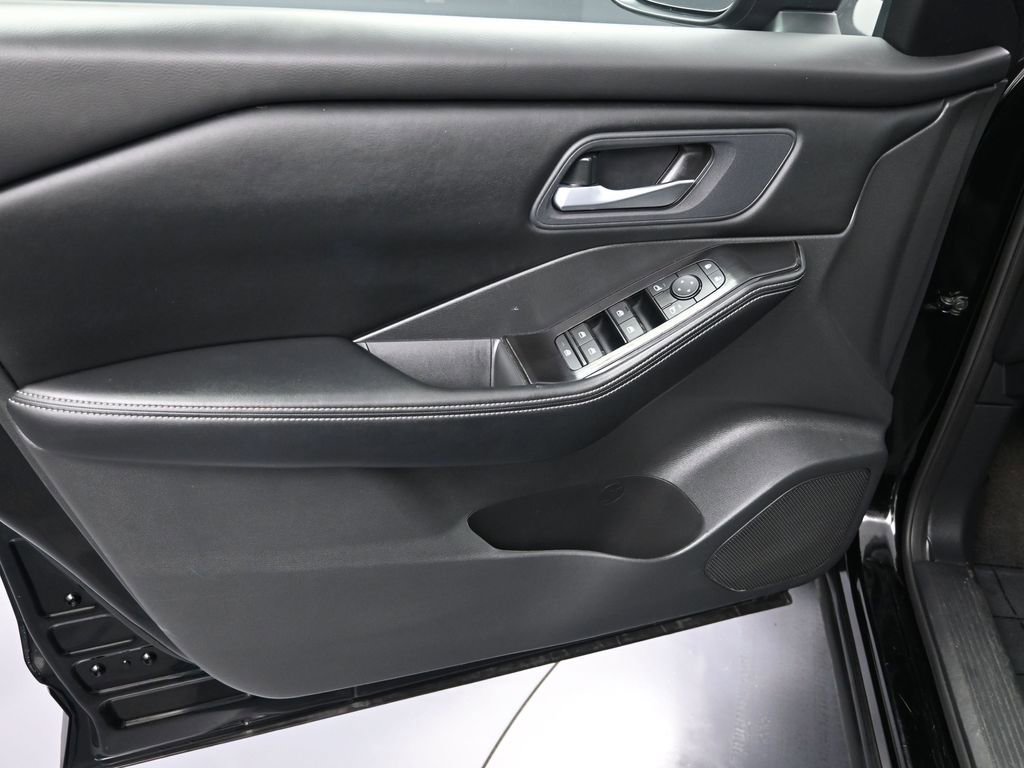 Used 2025 Nissan Rogue SV image 10