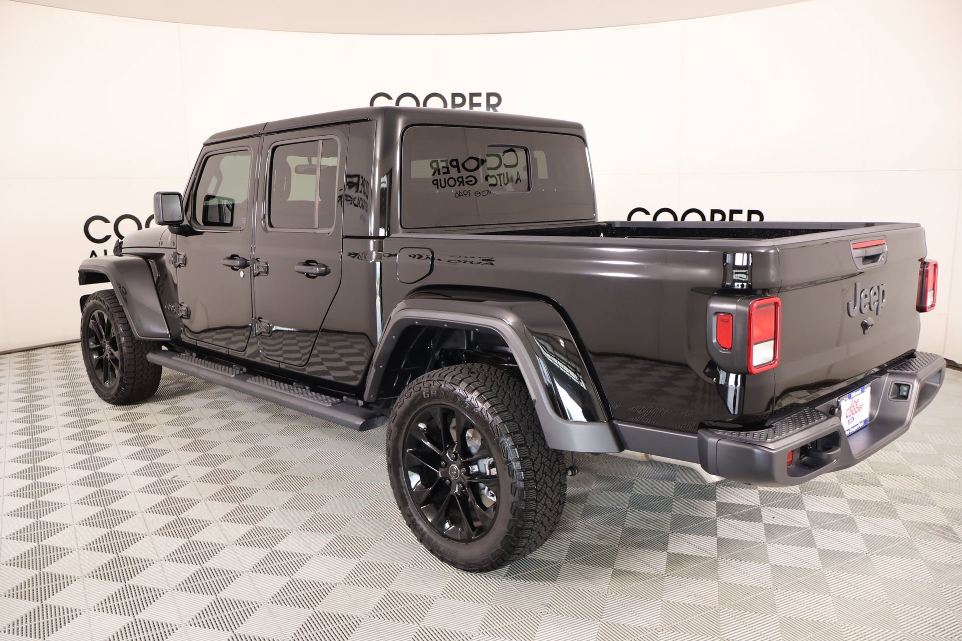 Used 2025 Jeep Gladiator Sport image 21