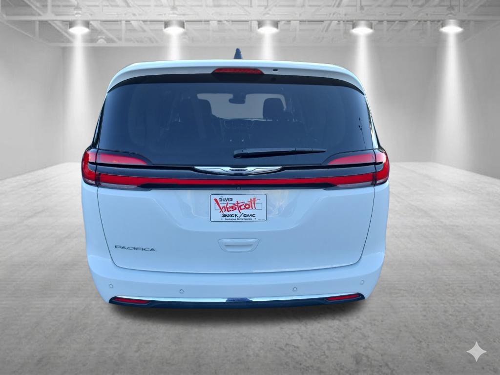 Used 2024 Chrysler Pacifica Touring-L FWD image 5