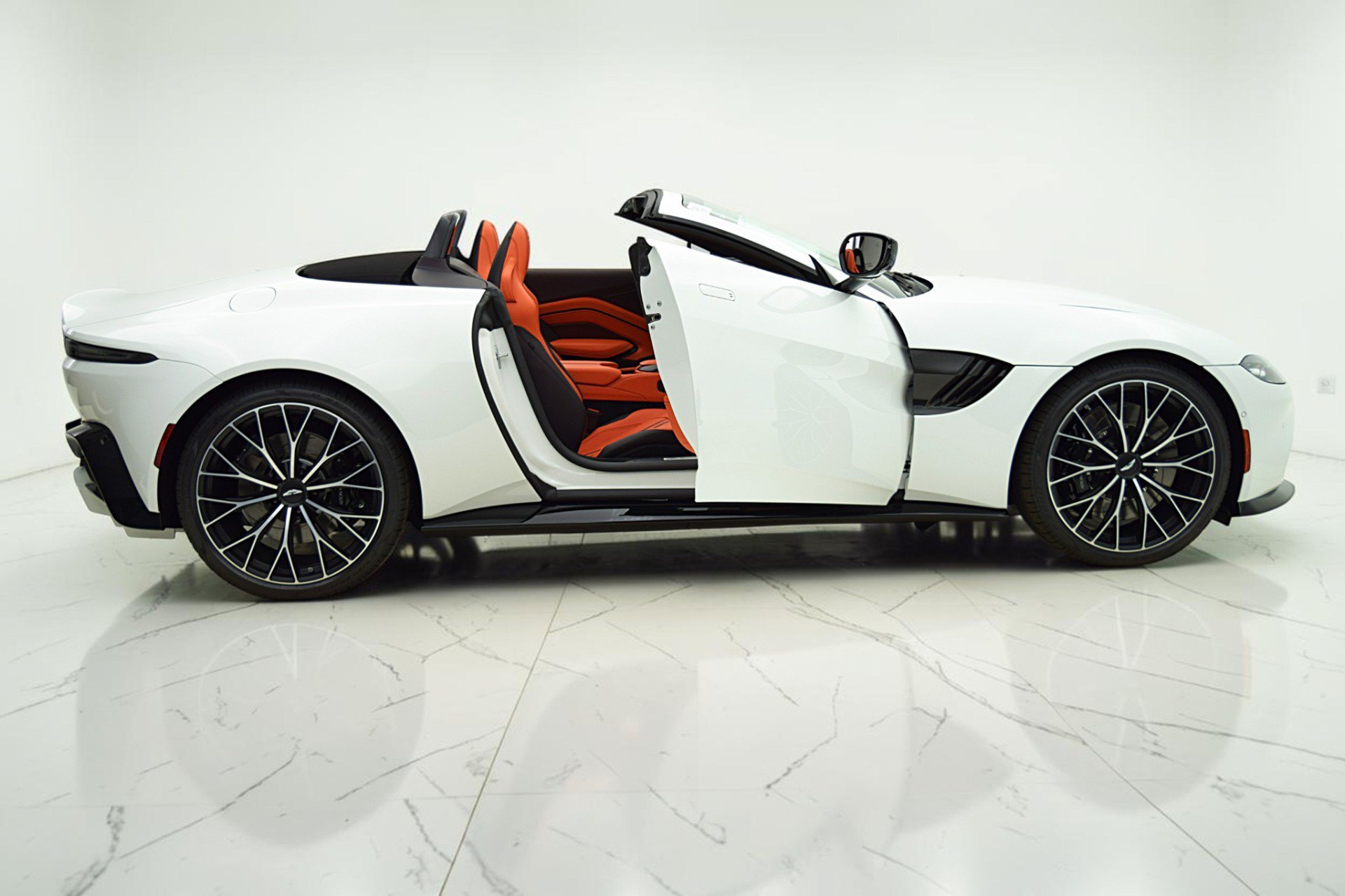 Used 2023 Aston Martin V8 Vantage Roadster RWD image 12