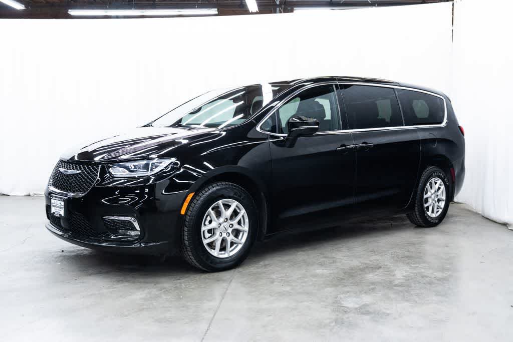 Used 2025 Chrysler Pacifica Select FWD image 3