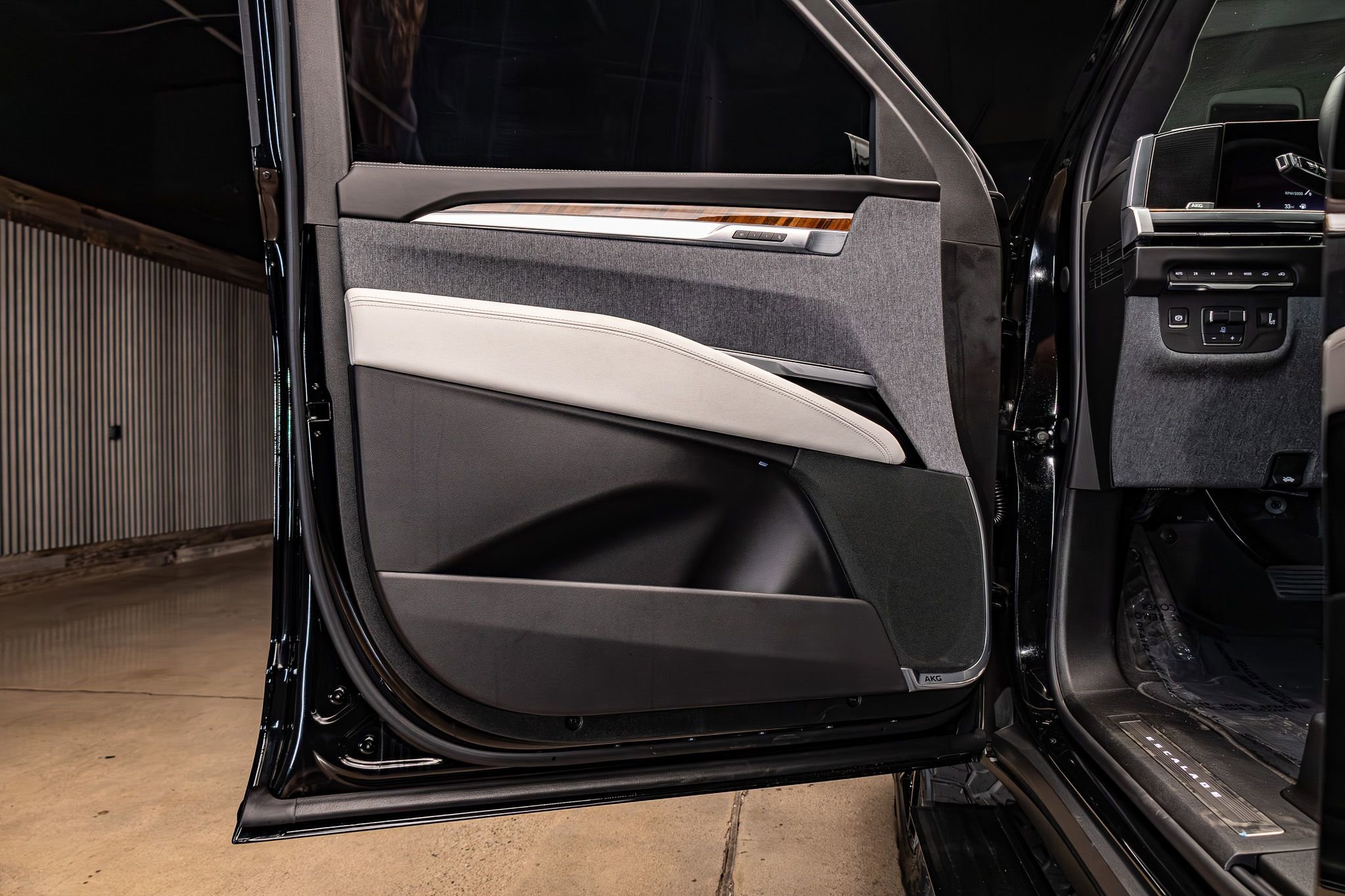 Used 2026 Cadillac Escalade Platinum Sport w/ LPO, ONYX Package image 28