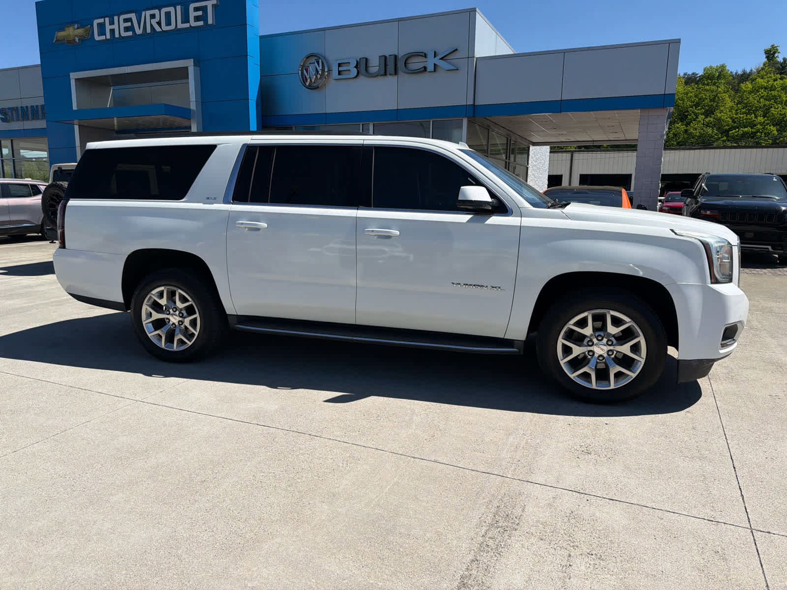 Used 2017 GMC Yukon XL SLT w/ Open Road Package AWD/4WD image 5