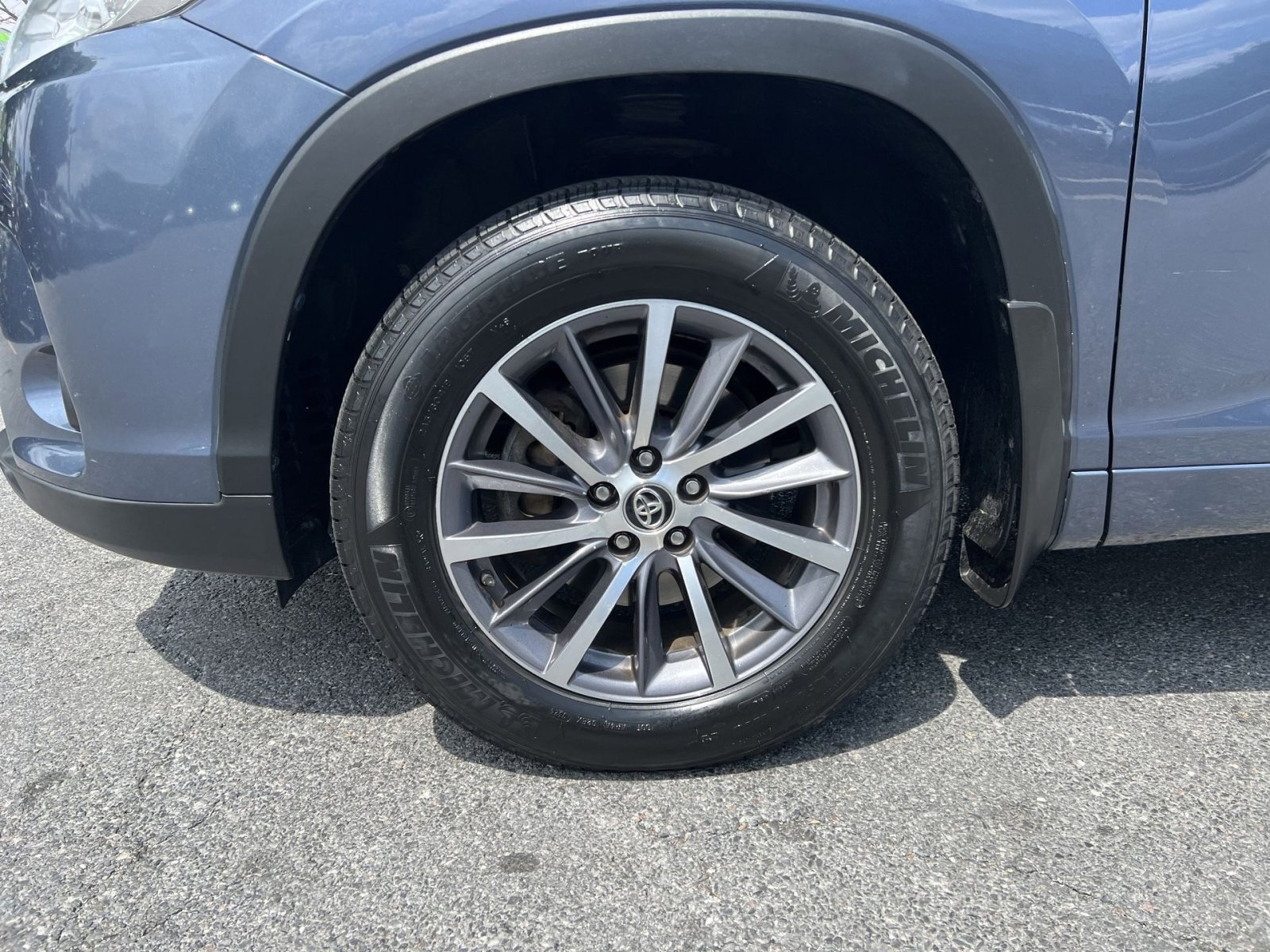 Used 2017 Toyota Highlander XLE AWD/4WD image 12